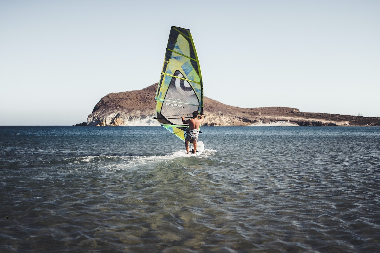 Jak przygotować się do obozu windsurfingowego