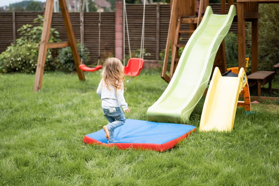 Bezpieczne i kreatywne zabawy na świeżym powietrzu – jak wybrać odpowiednie wyposażenie dla przedszkola?