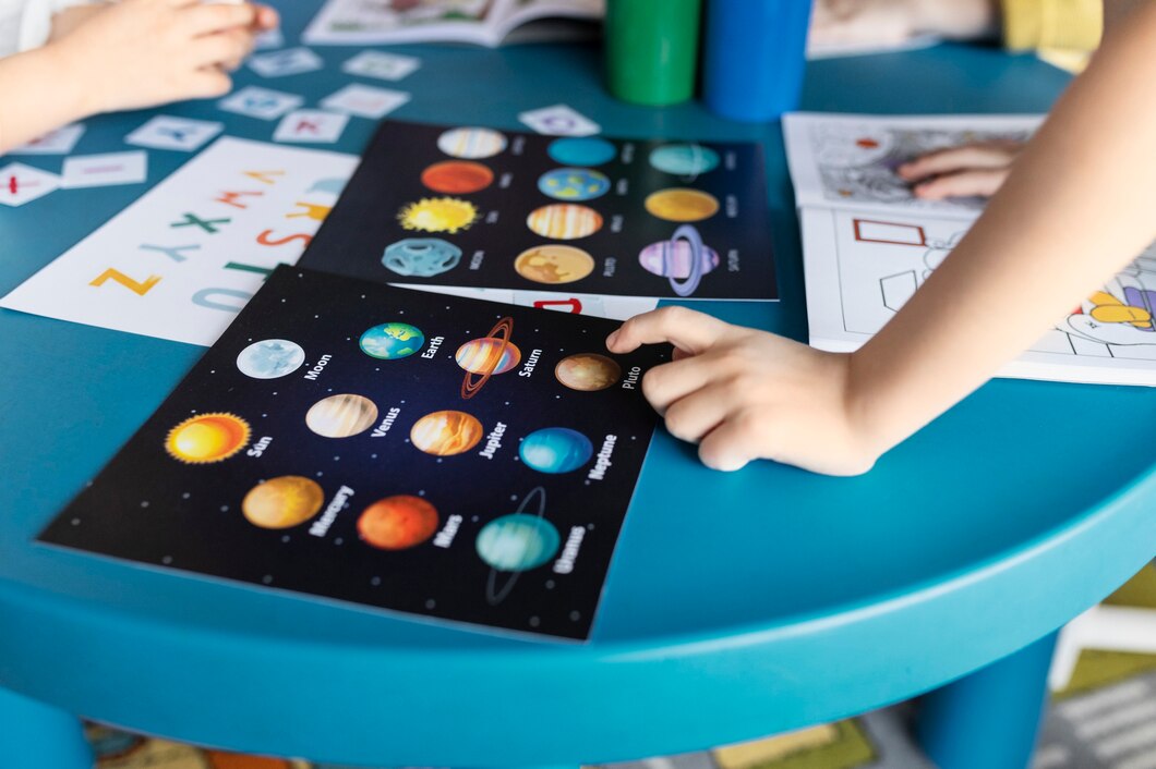 Jak metoda Montessori wspiera samodzielne odkrywanie świata przez dzieci?