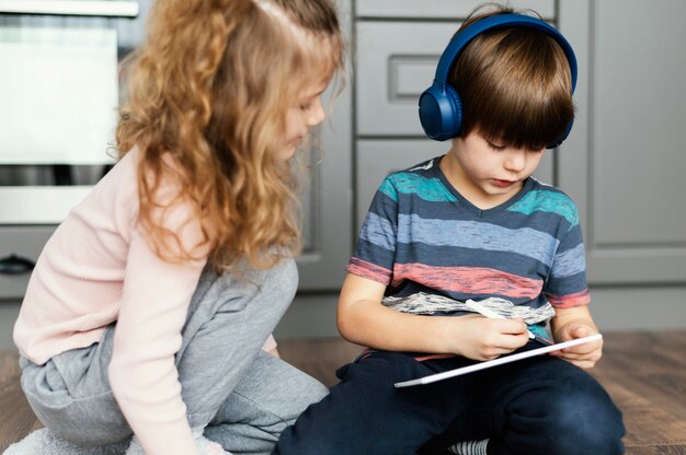 Jak wspierać dziecko w rozwijaniu umiejętności komunikacyjnych?