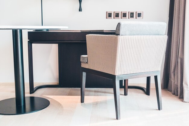 Jak wybrać idealne krzesła do jadalni i salonu, które łączą styl z funkcjonalnością