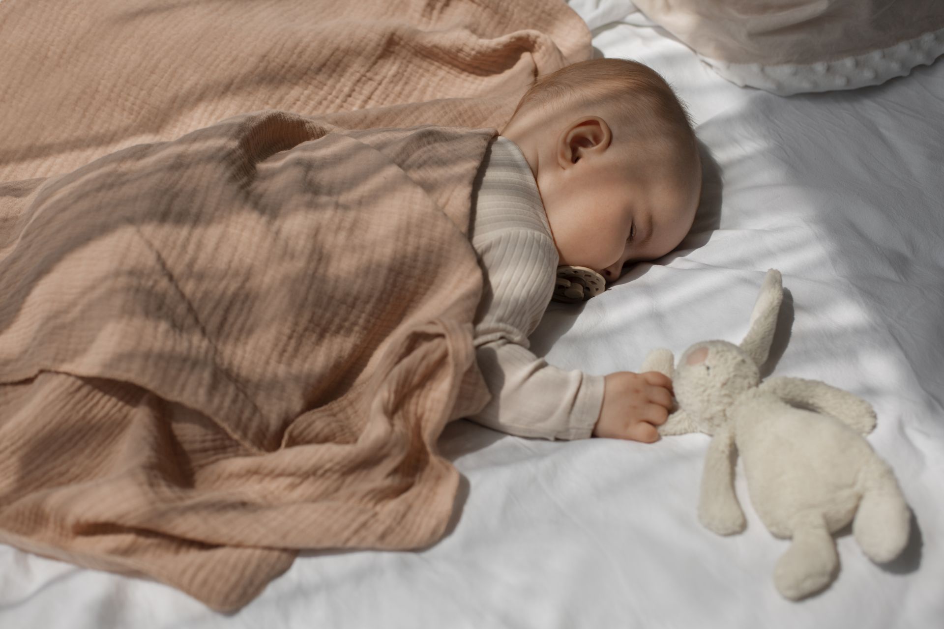 Korzyści z wprowadzenia kojących dźwięków do rutyny snu niemowlaka