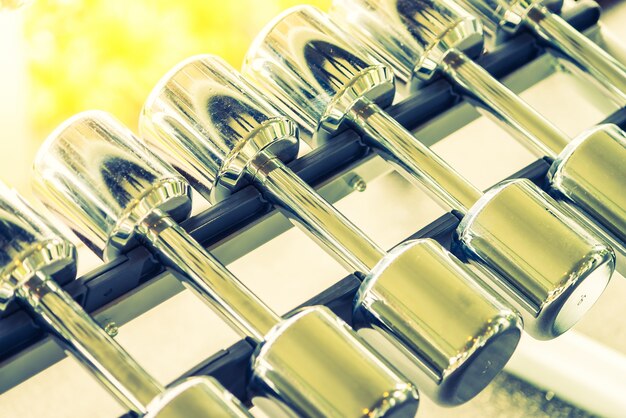 Jak nowoczesne technologie uszlachetniania powierzchni metali wpływają na trwałość i estetykę produktów?