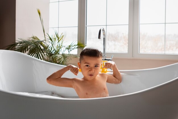 Jak stworzyć relaksującą atmosferę podczas kąpieli dziecka?