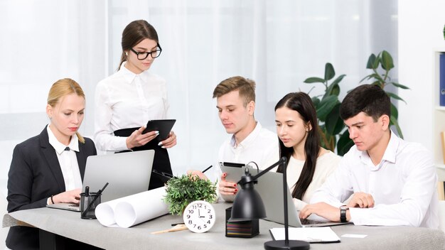 Jakie korzyści niesie ze sobą profesjonalna obsługa kadrowo-płacowa dla Twojej firmy?