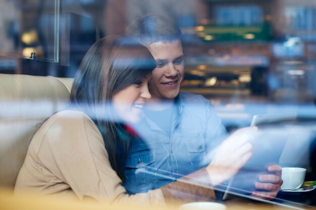 Jak skutecznie budować zaufanie w relacjach online?