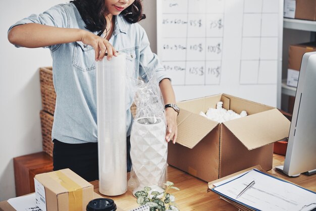 Jak wybrać idealną taśmę pakową do Twojego biznesu?