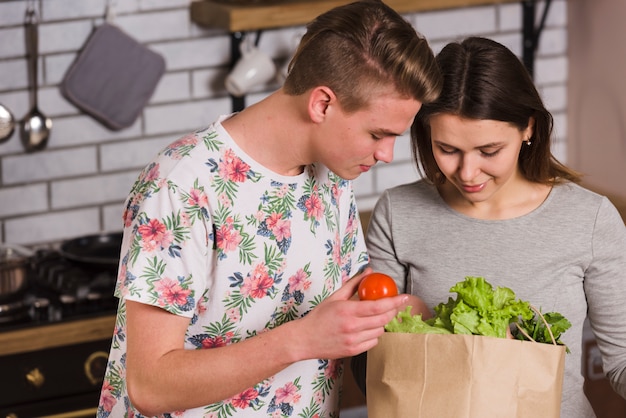 Jakie umiejętności są kluczowe, aby odnieść sukces jako sprzedawca w popularnych sieciach sklepów spożywczych?