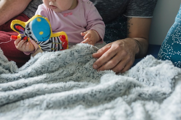 Jak zadbać o prawidłowy rozwój sensoryczny dziecka podczas codziennych rytuałów pielęgnacyjnych?