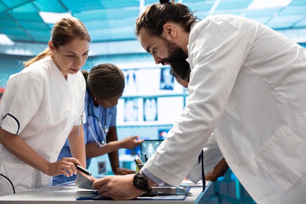 Jak praktyczne zajęcia w szkole medycznej wpływają na przygotowanie do zawodu?