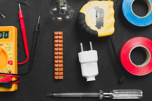 Jakie są kluczowe czynniki przy wyborze akcesoriów do instalacji elektrycznych?